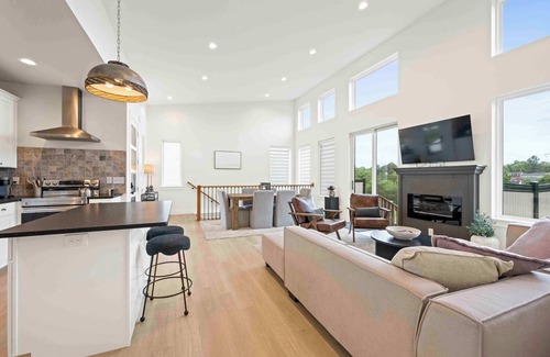 Dry Ridge House | Contemporary Cottage - Hot Tub, Near Ark!