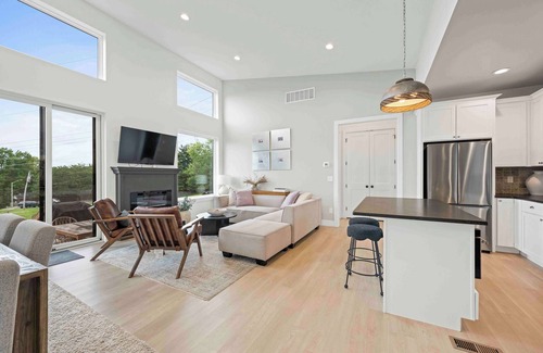 Dry Ridge House | Contemporary Cottage - Hot Tub, Near Ark!