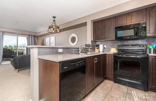 East Kootenay Apartment | ⭐Contemporary⭐ | Cozy | Pool/Hot Tub | Lake Front