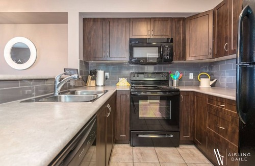 East Kootenay Apartment | ⭐Contemporary⭐ | Cozy | Pool/Hot Tub | Lake Front