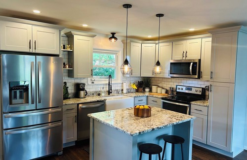 Buechel House | Contemporary Derby Rental w/Private Driveway 15 Min to the Track. Pets Welcome!
