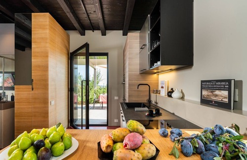 Viagrande House | Contemporary design Tiny House in dreamy garden