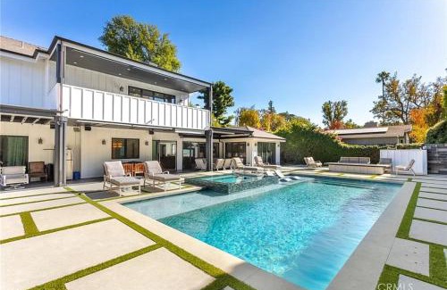 Tarzana House | Contemporary Elegance sleeps 16 pool hot tub