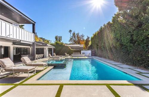 Tarzana House | Contemporary Elegance sleeps 16 pool hot tub