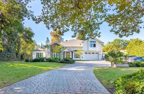 Tarzana House | Contemporary Elegance sleeps 16 pool hot tub