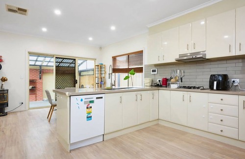 Newport Apartment | Contemporary Family Oasis in the Heart of Newport