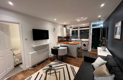 Sands End Apartment | Contemporary flat with a balcony in London SW6