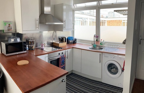 Sands End Apartment | Contemporary flat with a balcony in London SW6