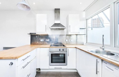 Sands End Apartment | Contemporary flat with a balcony in London SW6