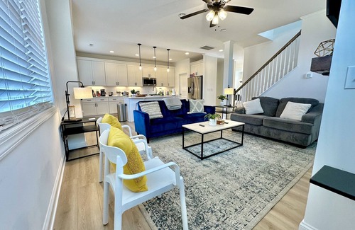 Garner House | Contemporary Gem Family Townhouse w/King Bed in Garner