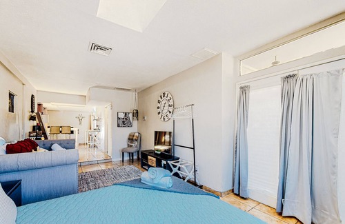 Scottsdale Estates Ten House | Contemporary guesthouse with pool, central AC, grill & patio