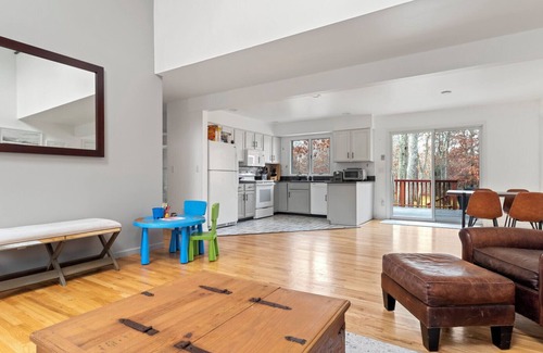 Hampton Bays House | Contemporary Hampton Bays home on one acre of manicured lawn, private pool,.