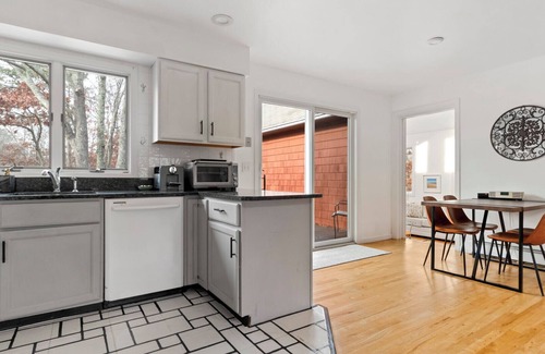 Hampton Bays House | Contemporary Hampton Bays home on one acre of manicured lawn, private pool,.