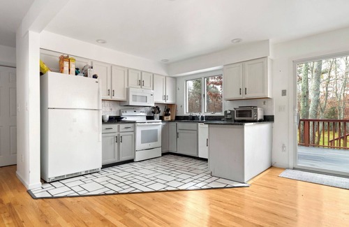 Hampton Bays House | Contemporary Hampton Bays home on one acre of manicured lawn, private pool,.
