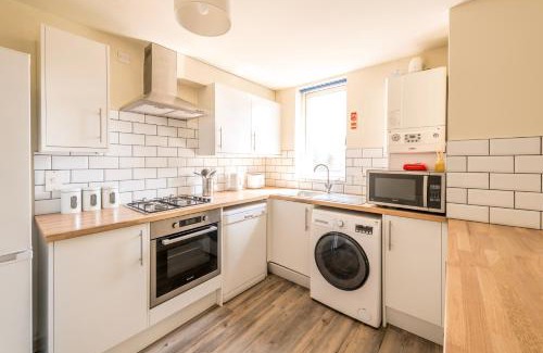 Cotham Apartment | Contemporary Hampton 3 by Prescott Apartments