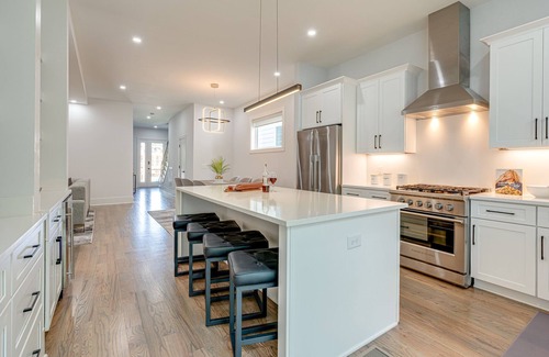 Hurwood Heights House | Contemporary Heights - Private Yard & Rooftop
