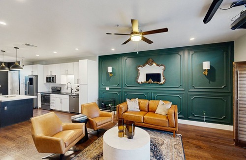San Antonio House | Contemporary home w/a private rooftop deck - near the San Antonio Zoo