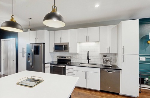 San Antonio House | Contemporary home w/a private rooftop deck - near the San Antonio Zoo