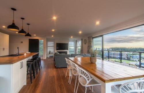 Kaikoura House | Contemporary Home with Ocean and Mountain Views