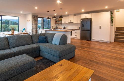 Kaikoura House | Contemporary Home with Ocean and Mountain Views