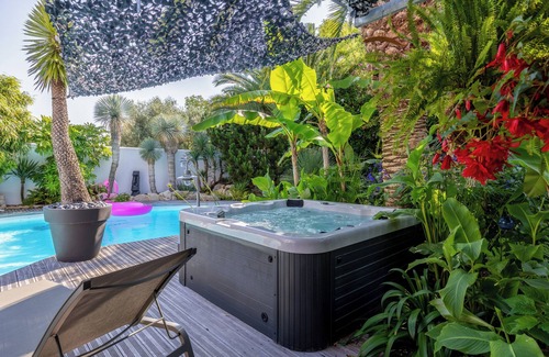 Lagord House | Contemporary house 180 M2 with swimming pool and jacuzzi tropical atmosphere