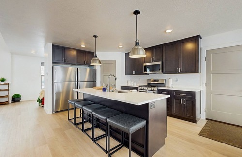 Sweetwater House | Contemporary house on Bear Lake Golf Course with ping pong table