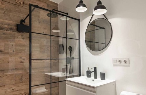 Poligono Alameda Apartment | Contemporary Industrial Apartment