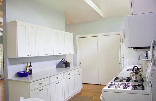 Vineyard Haven House | Contemporary Pet-friendly Retreat. Just one 2025 summer week left: Aug 30-Sep 6