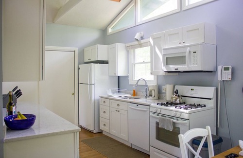 Vineyard Haven House | Contemporary Pet-friendly Retreat. Just one 2025 summer week left: Aug 30-Sep 6