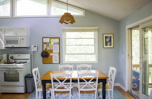 Vineyard Haven House | Contemporary Pet-friendly Retreat. Just one 2025 summer week left: Aug 30-Sep 6