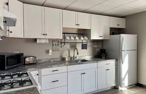 Whitehall Apartment | Contemporary Queen with sofa sleeper