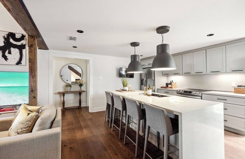 Gentilly Terrace Apartment | Contemporary Retreat in Historic Gentilly – Stylish, Smart & Centrally Located
