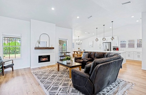 Fresno House | Contemporary Retreat for Professionals & Families