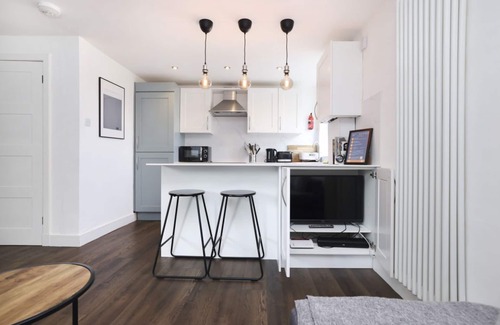 Old Town Apartment | Contemporary Royal Mile Apartment with Balcony