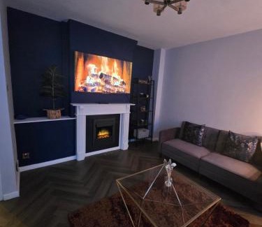 Bethnal Green Apartment | Contemporary & Spacious 1BD - Fireplace with Modern Comforts
