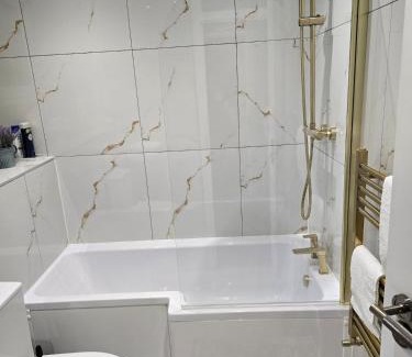 Bethnal Green Apartment | Contemporary & Spacious 1BD - Fireplace with Modern Comforts