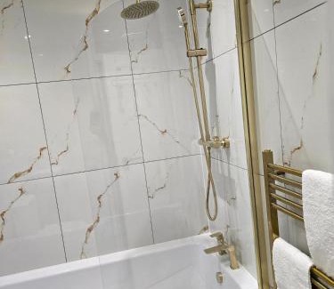 Bethnal Green Apartment | Contemporary & Spacious 1BD - Fireplace with Modern Comforts