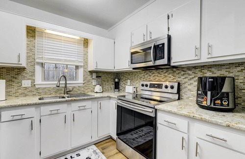 North Raleigh House | Contemporary Townhome ~ 7 Mi to Dtwn Raleigh!