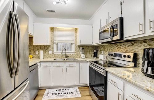 North Raleigh House | Contemporary Townhome ~ 7 Mi to Dtwn Raleigh!