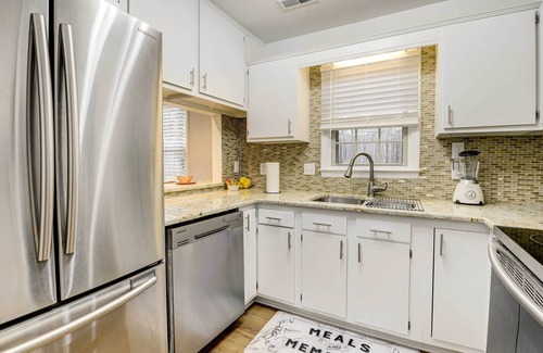 North Raleigh House | Contemporary Townhome ~ 7 Mi to Dtwn Raleigh!