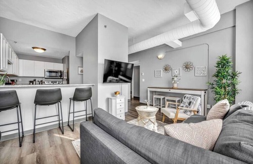 Gateway District Apartment | Continental 2B in Heart of DT Pool & Spa Gym