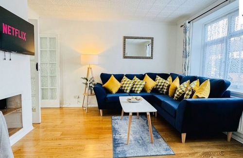 Borehamwood House | Contractor + Business Stays | Sleeps 7 | 20% OFF