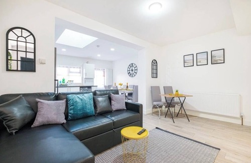 Becontree House | Contractor Haven, Sleeps up to 14, WIFI, Parking x 2, Garden, Central location