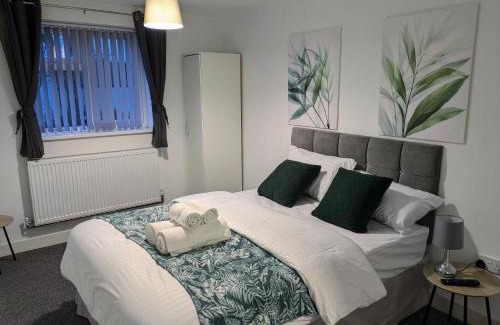 Wolverhampton House | Contractor Home 4BR all ensuite & TVs, NR Stadium
