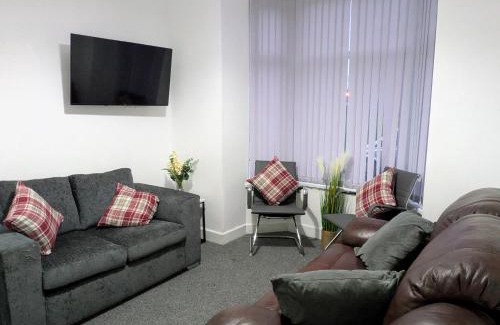 Wolverhampton House | Contractor Home 4BR all ensuite & TVs, NR Stadium