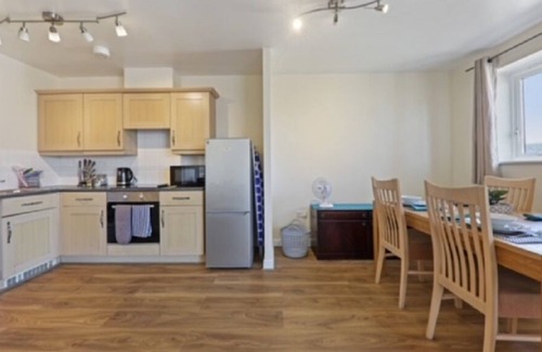 Canterbury Apartment | Contractor Home Away From Home, 2 Bed, 1 Parking, WiFi & Balcony