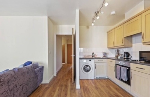 Canterbury Apartment | Contractor Home Away From Home, 2 Bed, 1 Parking, WiFi & Balcony