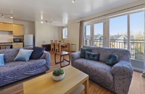 Canterbury Apartment | Contractor Home Away From Home, 2 Bed, 1 Parking, WiFi & Balcony