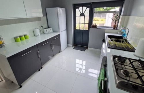 Holbrooks House | Contractor House w/ Parking Netflix, EV Charging