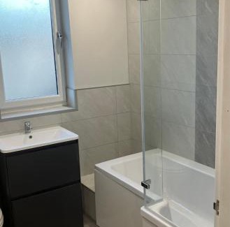 North Glasgow Apartment | CONTRACTOR STAYS WELCOME newly refurbished 2 bedroom apartment sleeps 5 with free SECURE parking and WiFi Fully Fitted Kitchen with Washer Dryer Weekly bedding change and hoover Long Term Stay Rate available 3 miles from City Centre